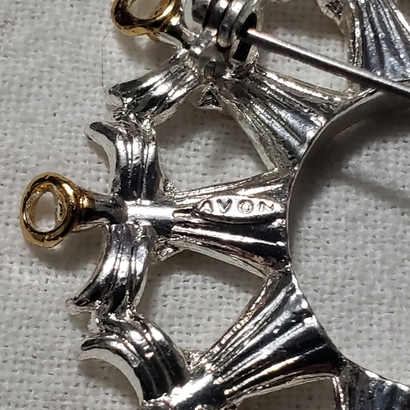 Beautiful Vintage Avon "Circle of Angels" Silvertone and Goldtone Brooch - Picture 5 of 8